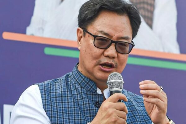 वक्फ संशोधन पर केंद्र का बड़ा बयान: मुस्लिम विरोध नहीं, न्याय और पारदर्शिता की दिशा में कदम – रिजिजू का ममता बनर्जी पर पलटवार photo - pti
